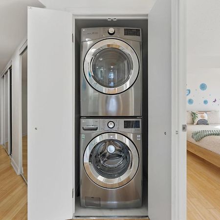 Modern 2-Bedroom Condo W Floor To Ceiling Windows トロント エクステリア 写真