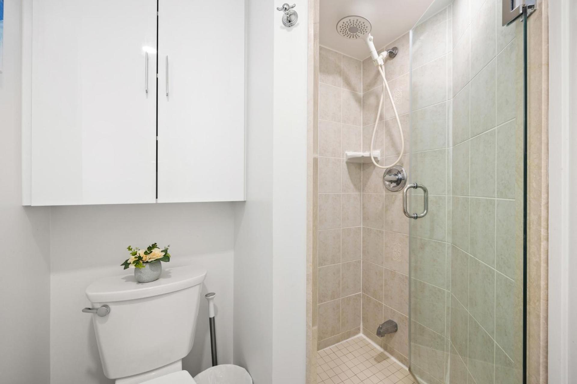 Modern 2-Bedroom Condo W Floor To Ceiling Windows トロント エクステリア 写真