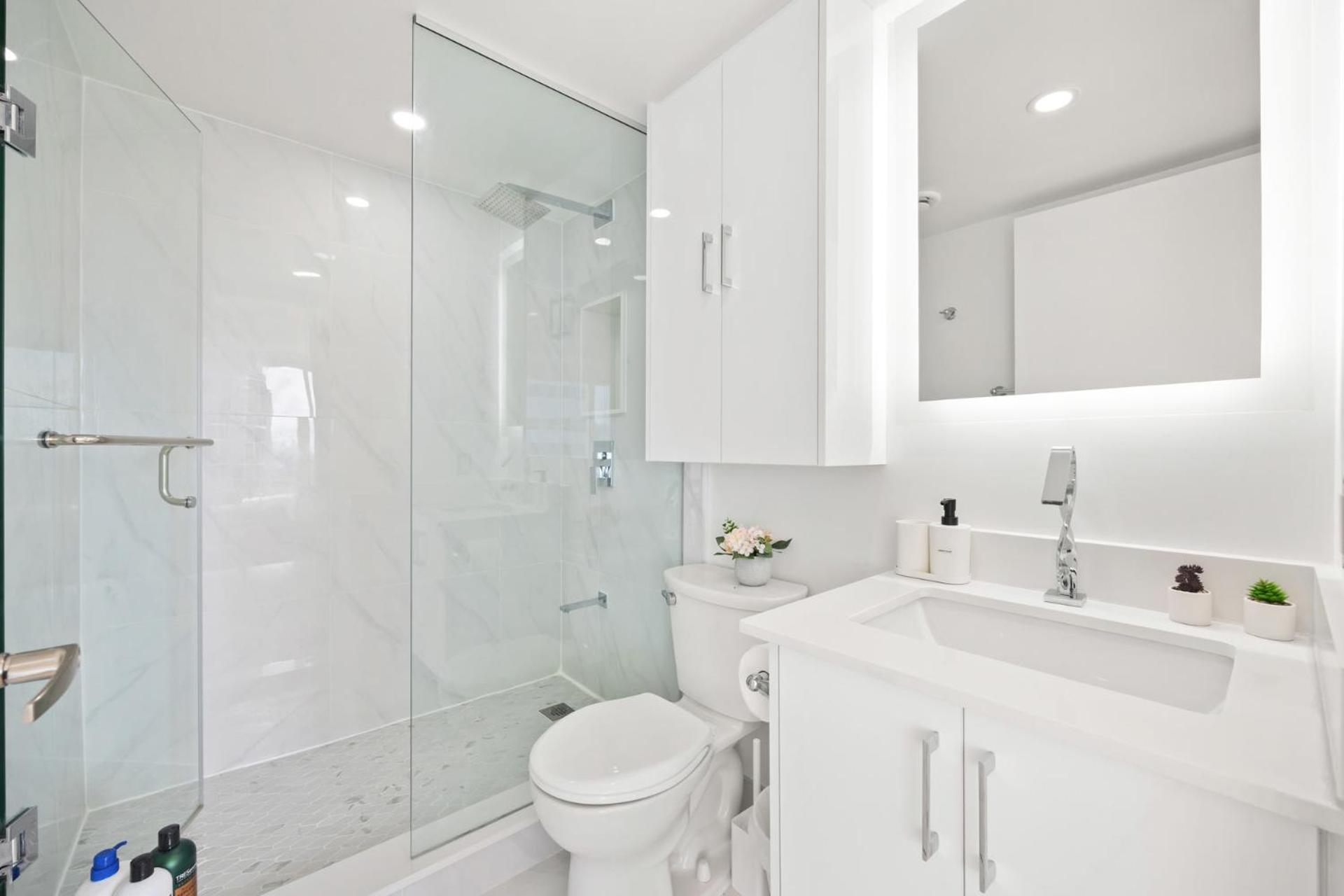 Modern 2-Bedroom Condo W Floor To Ceiling Windows トロント エクステリア 写真