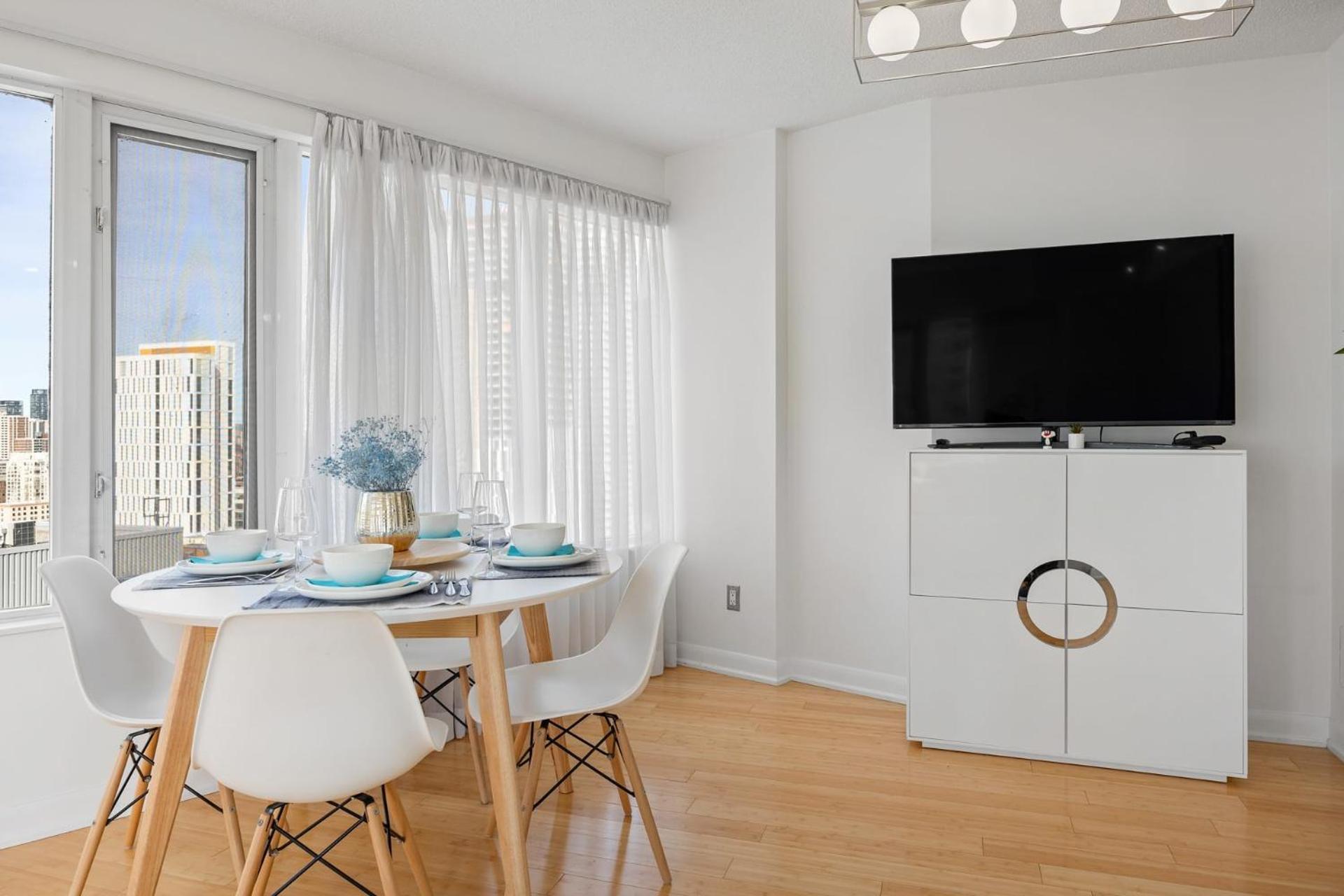 Modern 2-Bedroom Condo W Floor To Ceiling Windows トロント エクステリア 写真