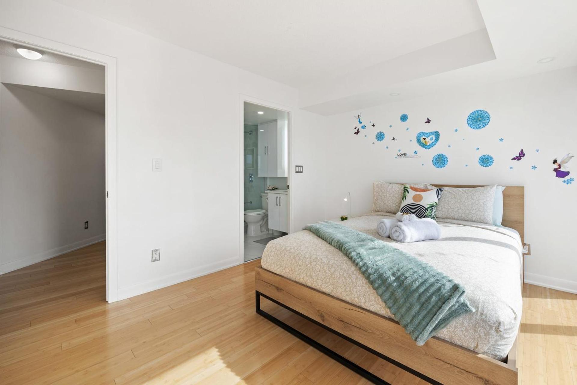 Modern 2-Bedroom Condo W Floor To Ceiling Windows トロント エクステリア 写真