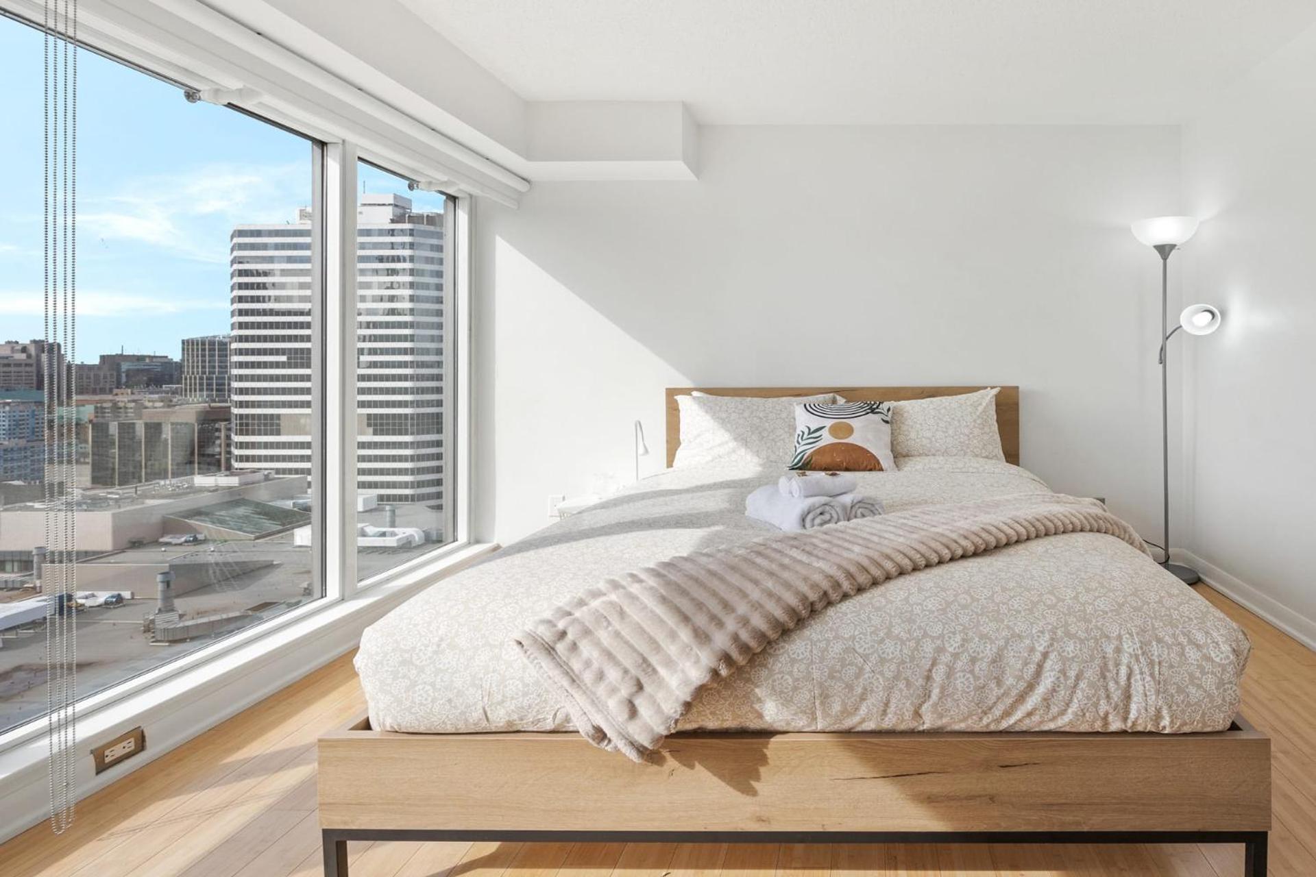 Modern 2-Bedroom Condo W Floor To Ceiling Windows トロント エクステリア 写真