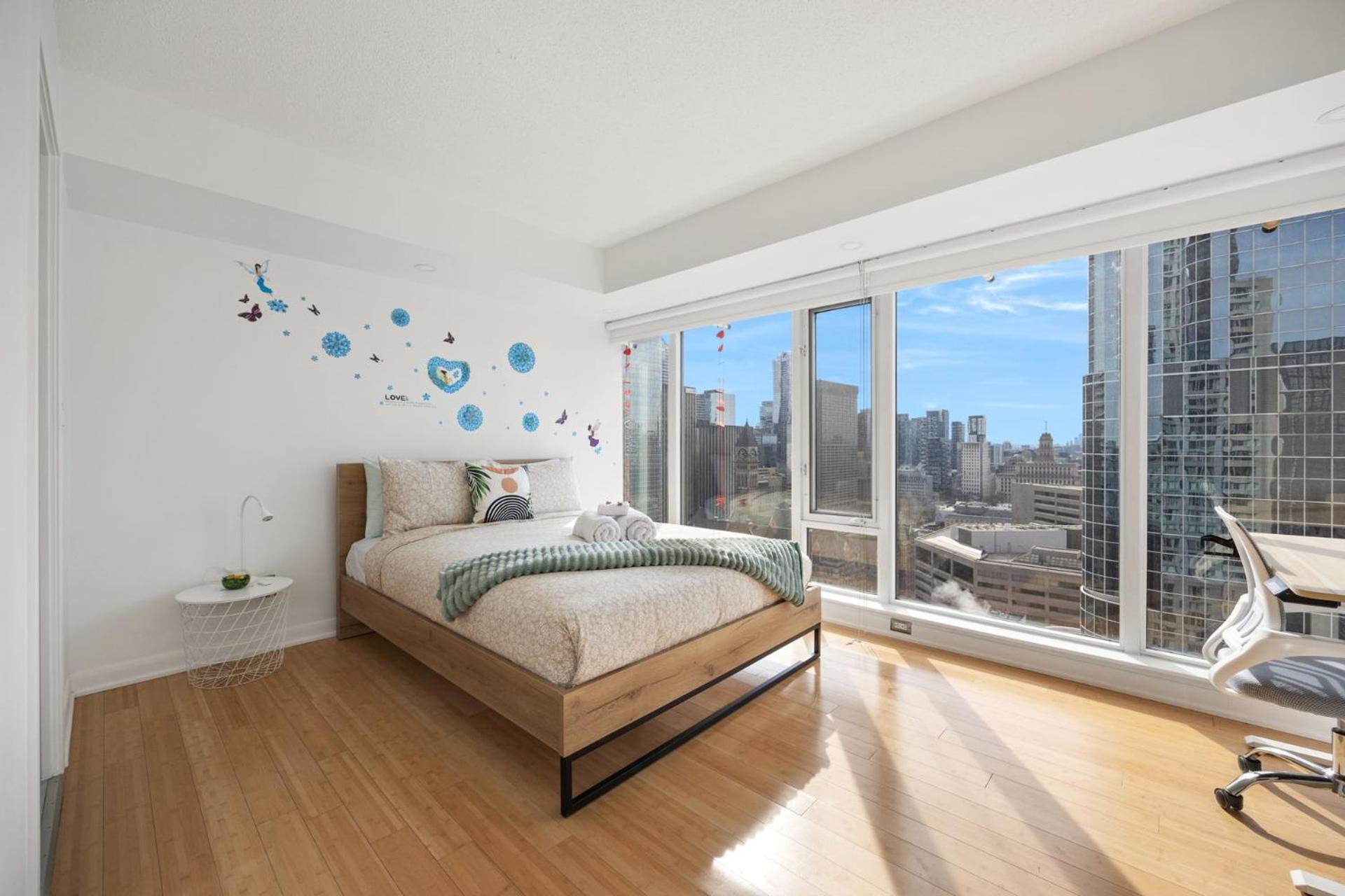 Modern 2-Bedroom Condo W Floor To Ceiling Windows トロント エクステリア 写真