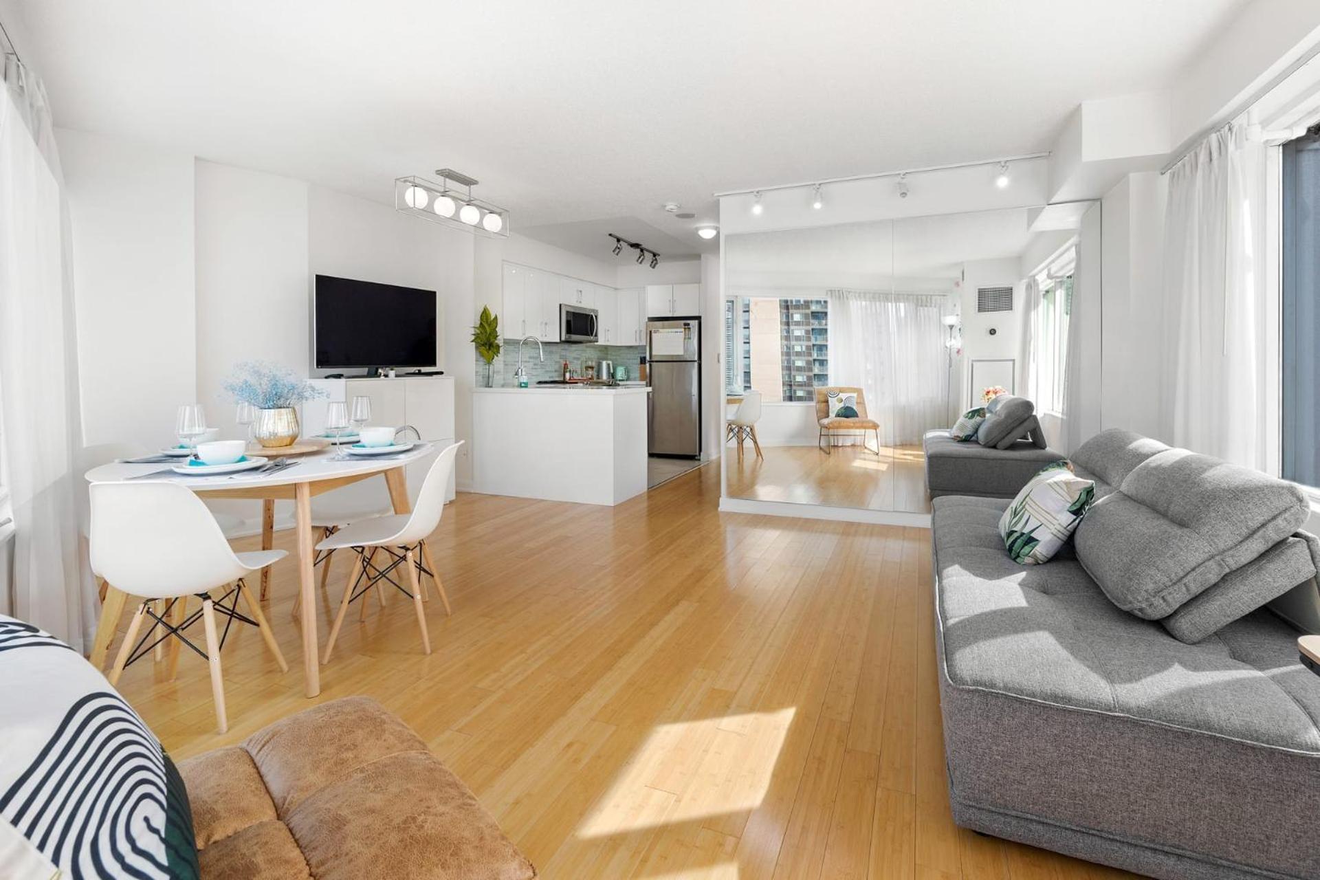 Modern 2-Bedroom Condo W Floor To Ceiling Windows トロント エクステリア 写真